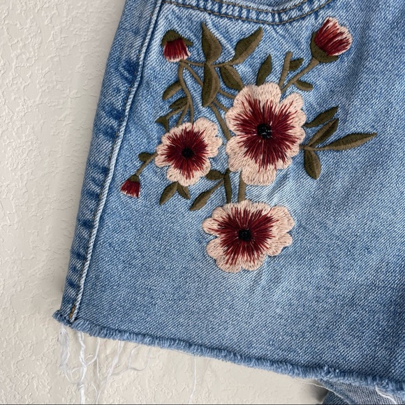 ✨TopShop Moto | Floral Embroidered Mom Denim Jean Shorts - Picture 2 of 9